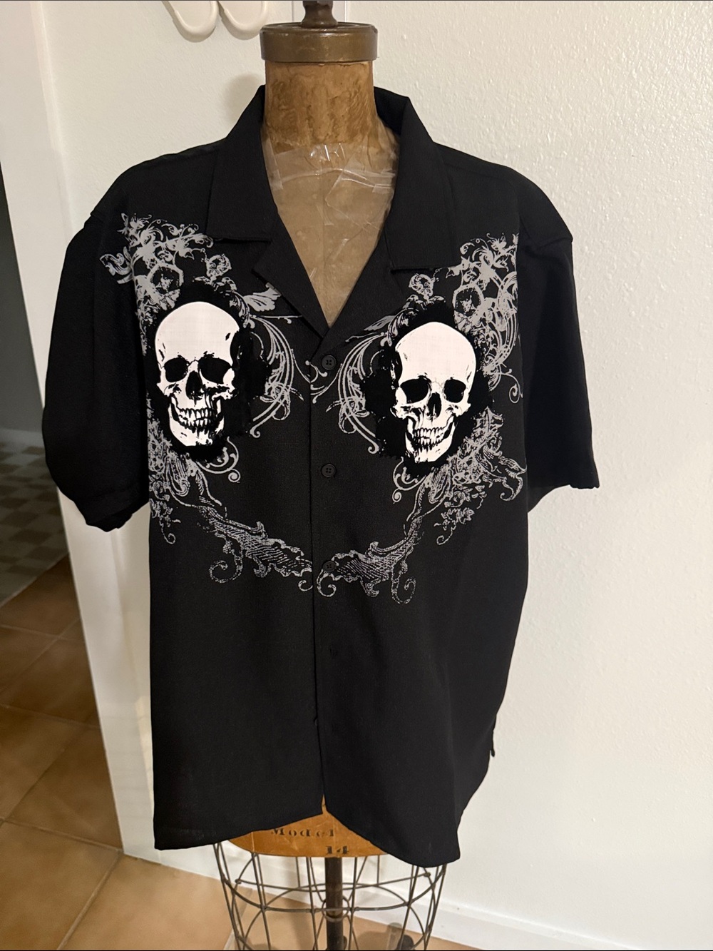 NWT Distortion Black Skull Graphic Short-Sleeve Button Shirt Sizes XL